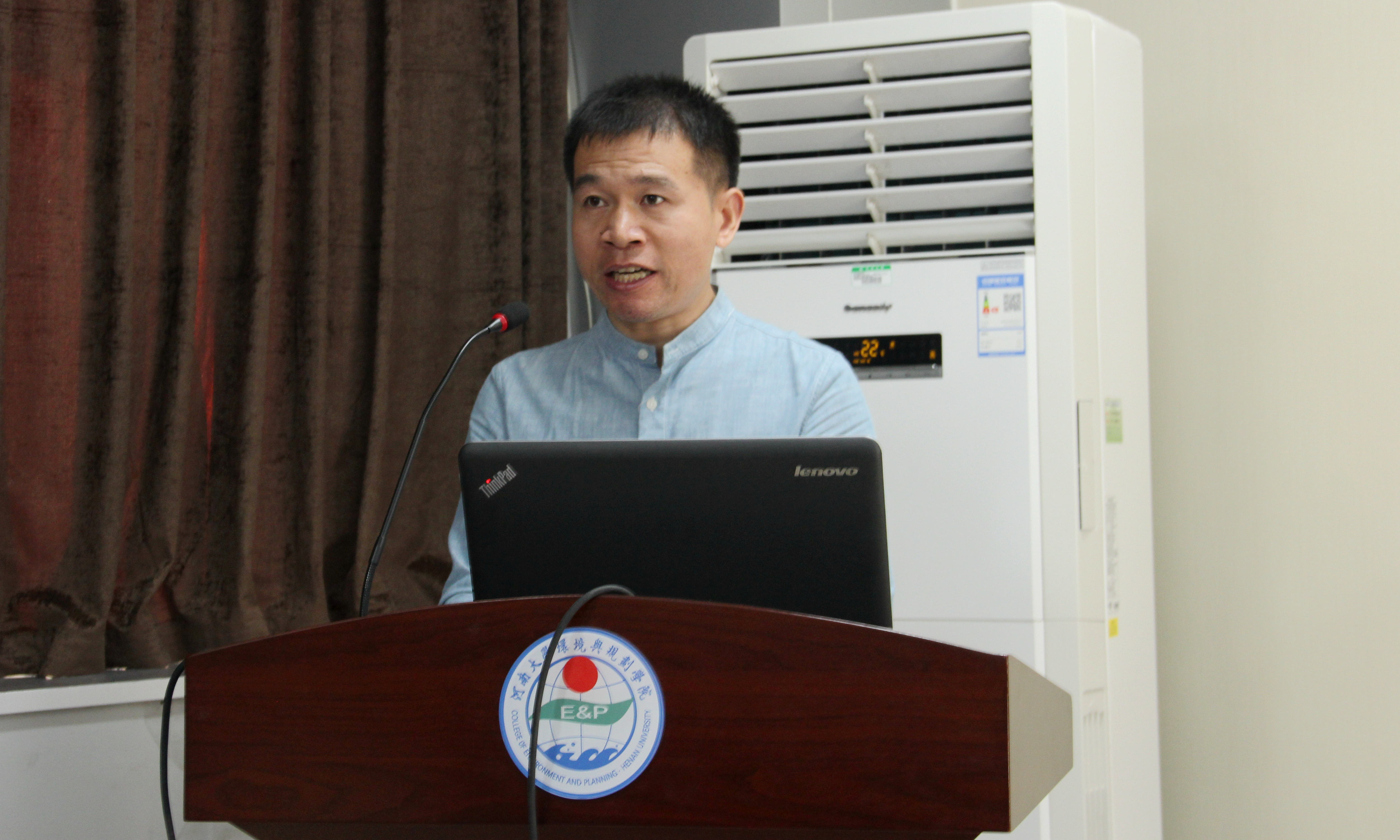 环境与规划学院党委副书记徐小军主持