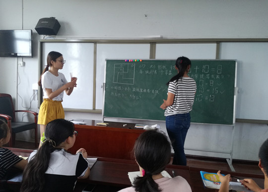 1501582844347180.jpg 志愿者讲解趣味数学题_副本.jpg