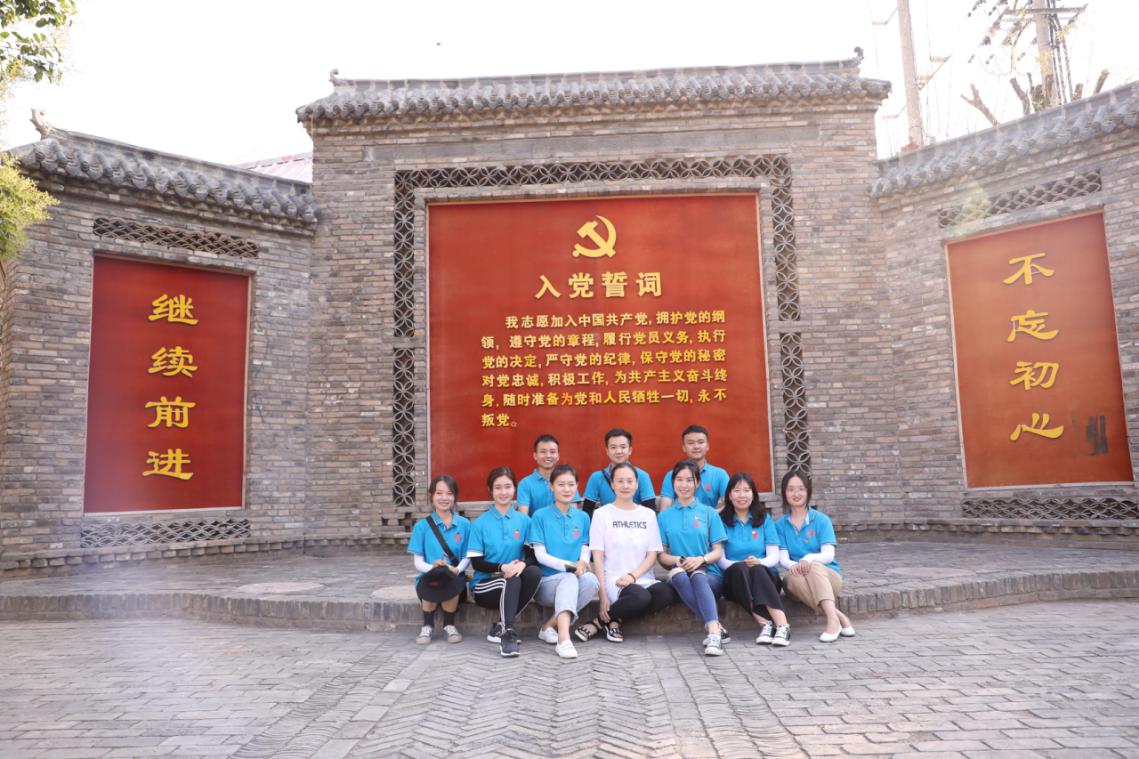 博士服务团合影(河南大学新闻与传播学院/供图) 博士服务团合影(河南大学新闻与传播学院/供图)